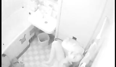 Русская блондинка перед домашней скрытой камерой сосёт член и трахается